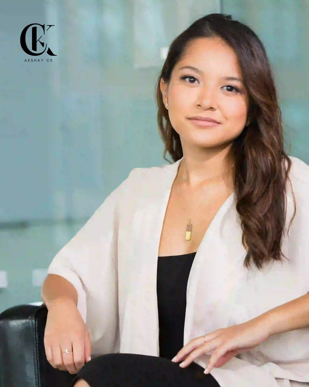 sister sitting in a office best freelancer smm expert in uae